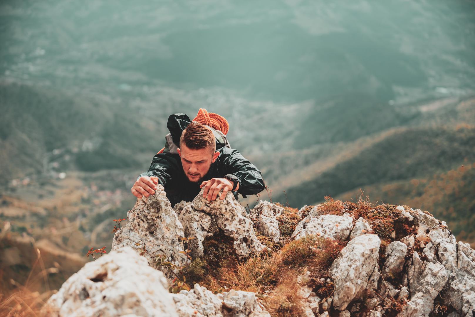 Strijelac: Odmah uz Ovna nalazi se vječni putnik i istraživač zodijaka, Strijelac. Pod vladavinom Jupitera, planeta ekspanzije, sreće i optimizma, Strijelci su vođeni nezasitnom žeđi za novim iskustvima i slobodom. Za njih je igranje na sigurno jednako kavezu. Oni su ti koji će bez previše razmišljanja dati otkaz kako bi putovali svijetom, preseliti se u drugu državu zbog nove prilike ili se upustiti u avanturu bez jasnog cilja.