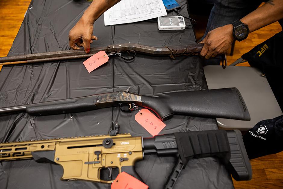 US-NEWS-CHICAGO-GUNS-GIFTCARDS-TB