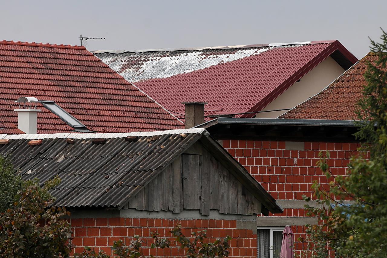 Udar groma zapalio je krov kuće u Ježdovcu