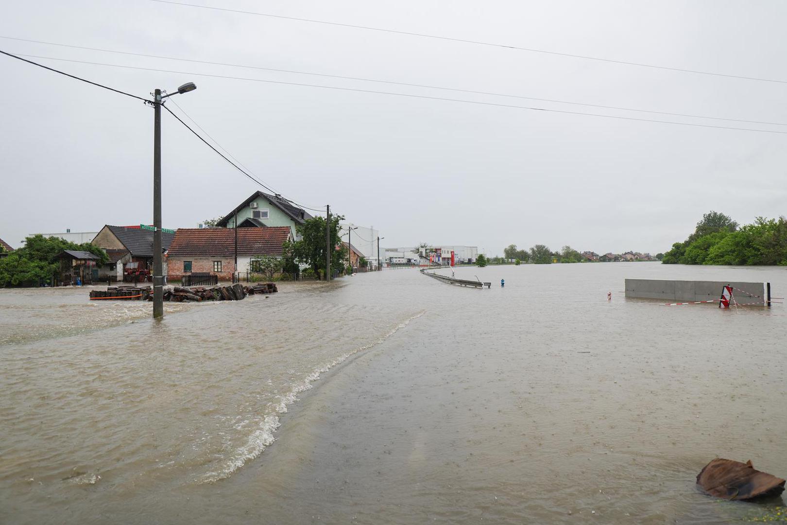 17.05.2023., Karlovac - U naselju Selce rijeka Kupa se izlila iz korita te se izlila na cestu. Photo: Luka Stanzl/PIXSELL