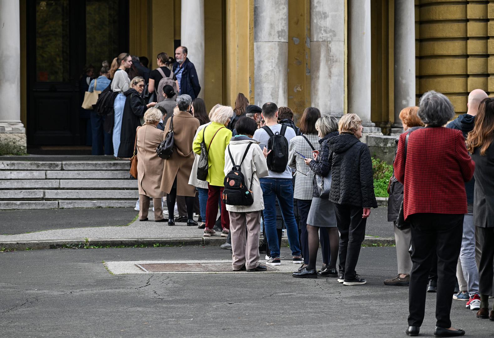 Pretprodaja ulaznica za megapopularnog "Orašara" za pretplatnike zagrebačkog HNK počela je u četvrtak, 23. listopada, te traje do 
24. listopada 2025. Uz svaku pretplatničku karticu moguće je kupiti jednu ulaznicu, a kupnja u pretprodaji moguća je isključivo uz predočenje pretplatničke kartice