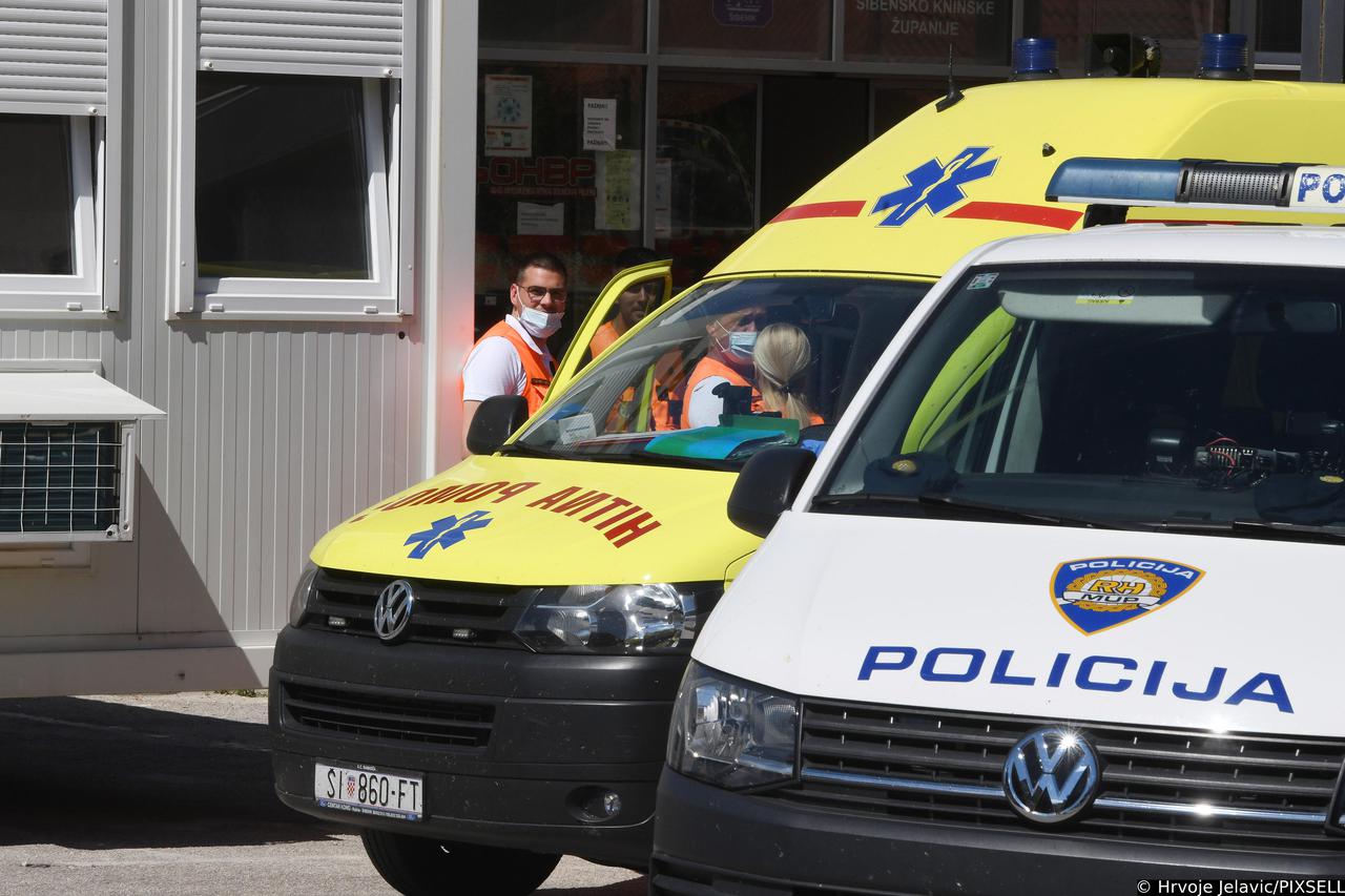Veći broj policijskih službenika ispred  bolnice u Šibeniku nakon prometne nesreće