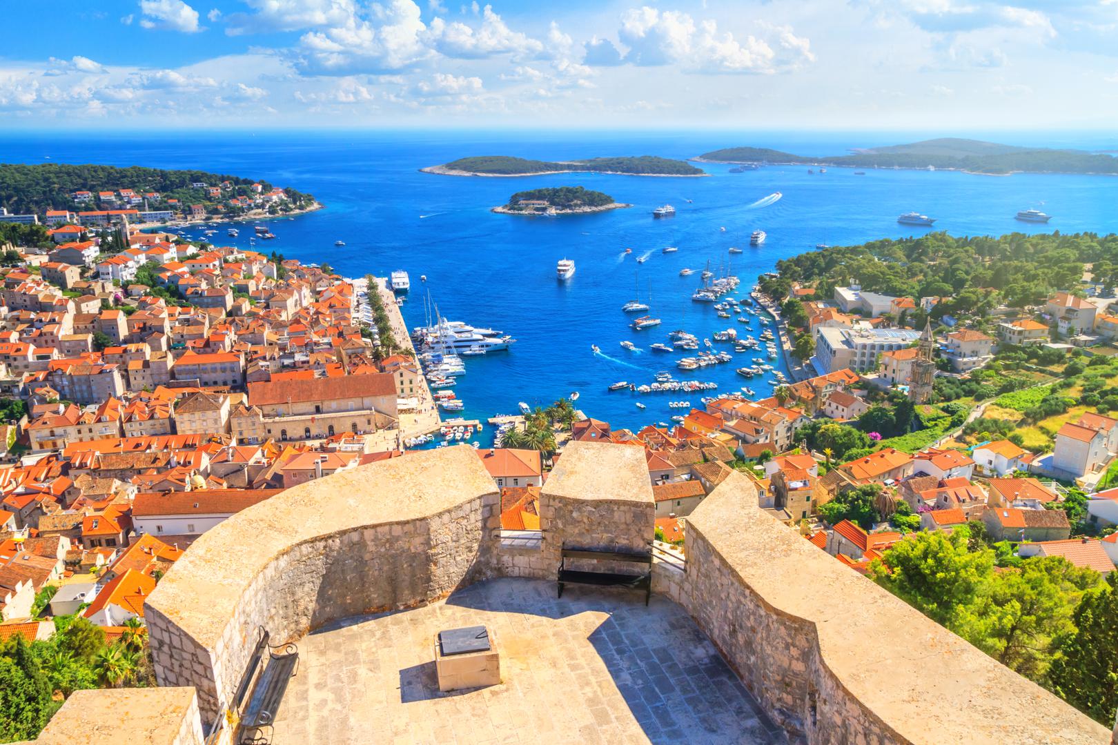 Hvar, Hrvatska: Proglašen kao najsunčaniji otok na Mediteranu, s 2800 sunčanih sati, Hvar će vam gotovo zajamčeno uljepšati odmor. Ali, vjerojatno ćete doći tamo bez obzira na vrijeme. Putopisac Jo Knowsley opisao ga je kao otok koji je hrvatski dragulj i nudi 'najčišću plavu vodu i mirisno, predivno okruženje'. Rough Guides navodi da je Hvar 'ljetno utočište slavnih osoba, putnika na jahti i ljubitelja koktela', ali da nudi i 'komad Mediterana koji je obiteljski orijentiran, netaknut i pristupačan'. Posjetitelji mogu istražiti očaravajuće uvale, zidine iz 13. stoljeća, tvrđavu na vrhu brda i glavni trg koji impresionira katedralom iz renesansnog doba.