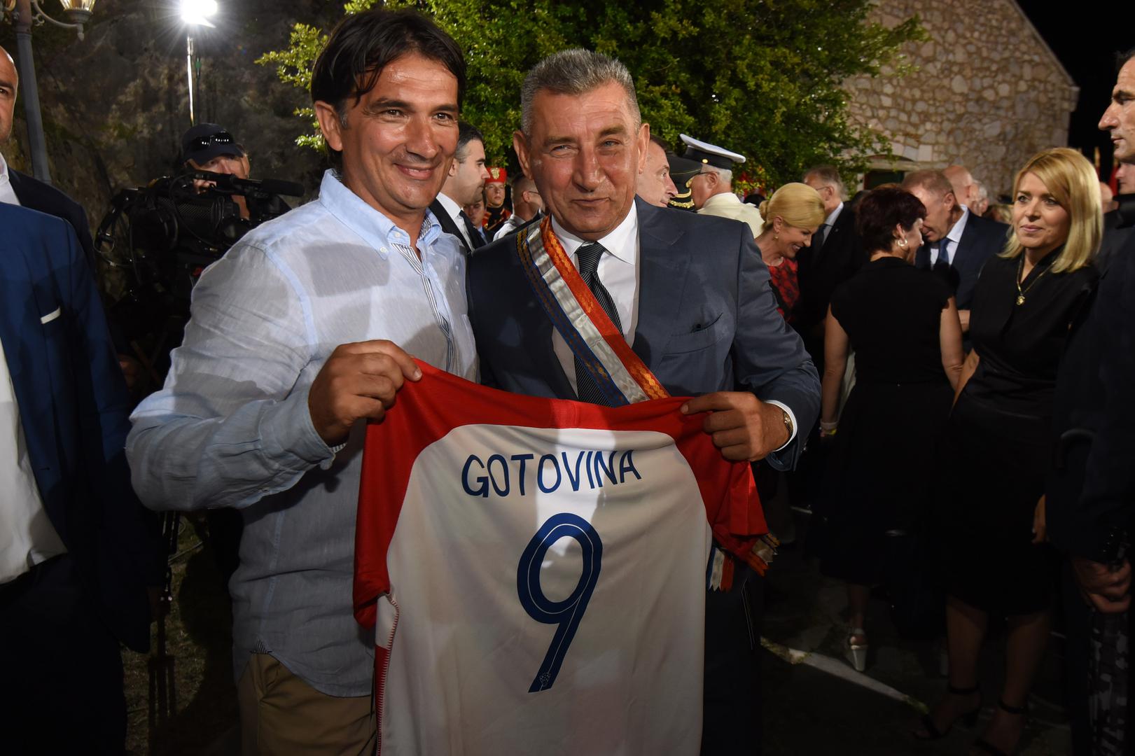 "Poginula je četvrtog ožujka 1959. godine. Gradili su tada trafostanicu, zbog čega su minirali oko njihove kuće na Pašmanu kako bi dobili kamen za gradnju. Ana je bila u kući, dojila je Anicu, koja je tada imala tek mjesec dana, a Ante i Bore igrali su se u dvorištu. Ante mi je kasnije ispričao što se točno dogodilo. Ona nije čula kad su prvi put viknuli mina, a drugi put kad je to čula, izletila je iz kuće u dvorište gdje su se igrali Ante i Boris. Uhvatila je Antu i stavila ga podase, a Boru je primila na grudi. Štiteći njih, kamen ju je pogodio i rasjekao joj glavu. U zadarskoj bolnici borila za život 19 sati", prepričala je nesretni događaj njezina sestra Marija Miočev.