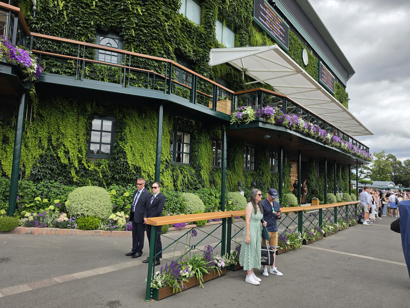 U tijeku je najprestižniji teniski turnir na svijetu - Wimbledon. Osim što nije jednostavno niti jeftino doći do ulaznica za mečeve, posjetitelji će morati izdvojiti i dosta novca za osvježenje u vidu hrane i pića jednom kada uđu u turnirski dio s terenima