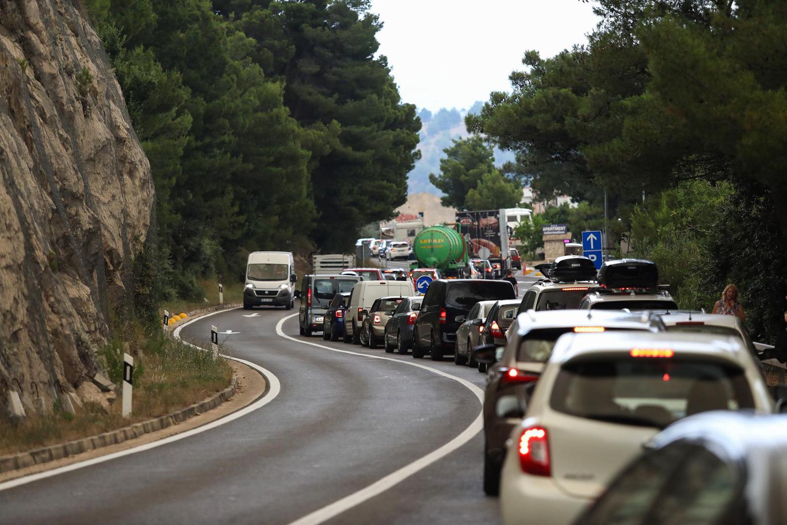 13.07.2023..Sibenik. Prometni kolaps na cesti od Sibenika prema Splitu zbog velikog pozara koji je oko 11 sati buknula je vatra u Gornjim Banovcima kod Grebastice u blizini Sibenika. Prema dojavama s terena, 80-ak vatrogasaca i gotovo 30 vozila radi na gasenju pozara, a pridruzila su im se i tri kanadera i dva zracna traktora. Pozar i dalje nije pod kontrolom , te cestom mogu proci samo vatrogasci i policija. Photo: Dusko Jaramaz/PIXSELL