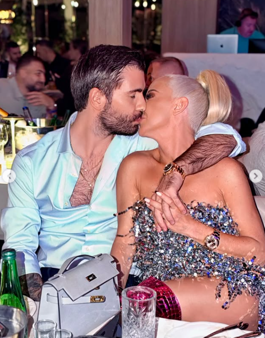 Fotografije su privukle pozornost pratitelja, osobito one na kojima se par ljubi i drži za ruke.