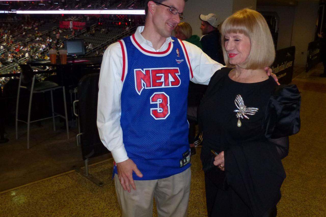 'New Jersey, 23.04.2012. Ovaj navijac (Chris Martinovich), prepoznao je Drazenovu majku i potrcao ju pozdraviti Snimio Drazen Brajdic'