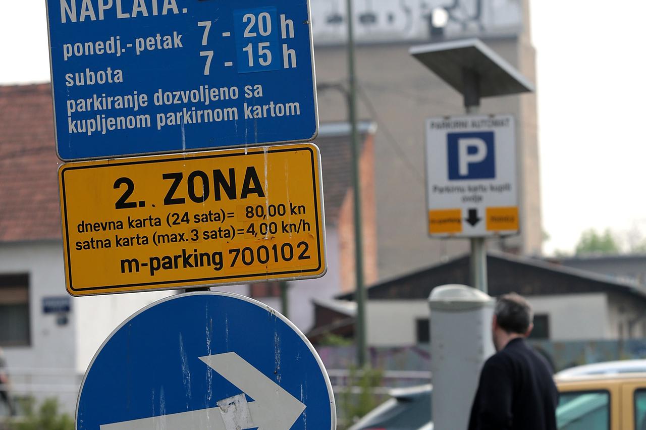 01.04.2014., Zagreb - Od sutra u Zagrebu stupaju na snagu nove nize cijene parkiranja, ali se i prosiruju zone pa dio ulica koje su do sada bile u zutoj zoni prelaze u crvenu. Djalatnike Zagreb parkinga, koji su proteklih dana mijenjali oznake zbog promje