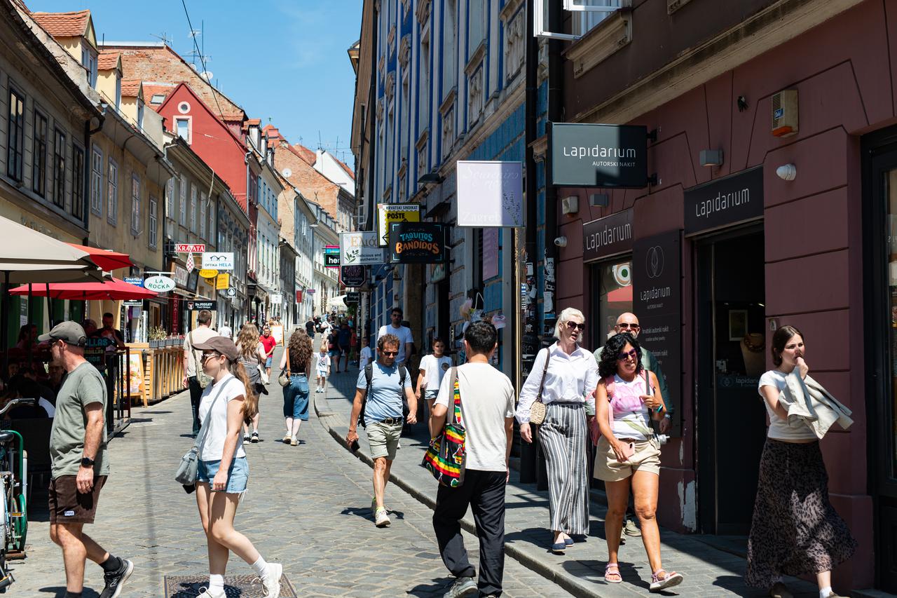 Vrući ljetni dan na zagrebačkim ulicama 