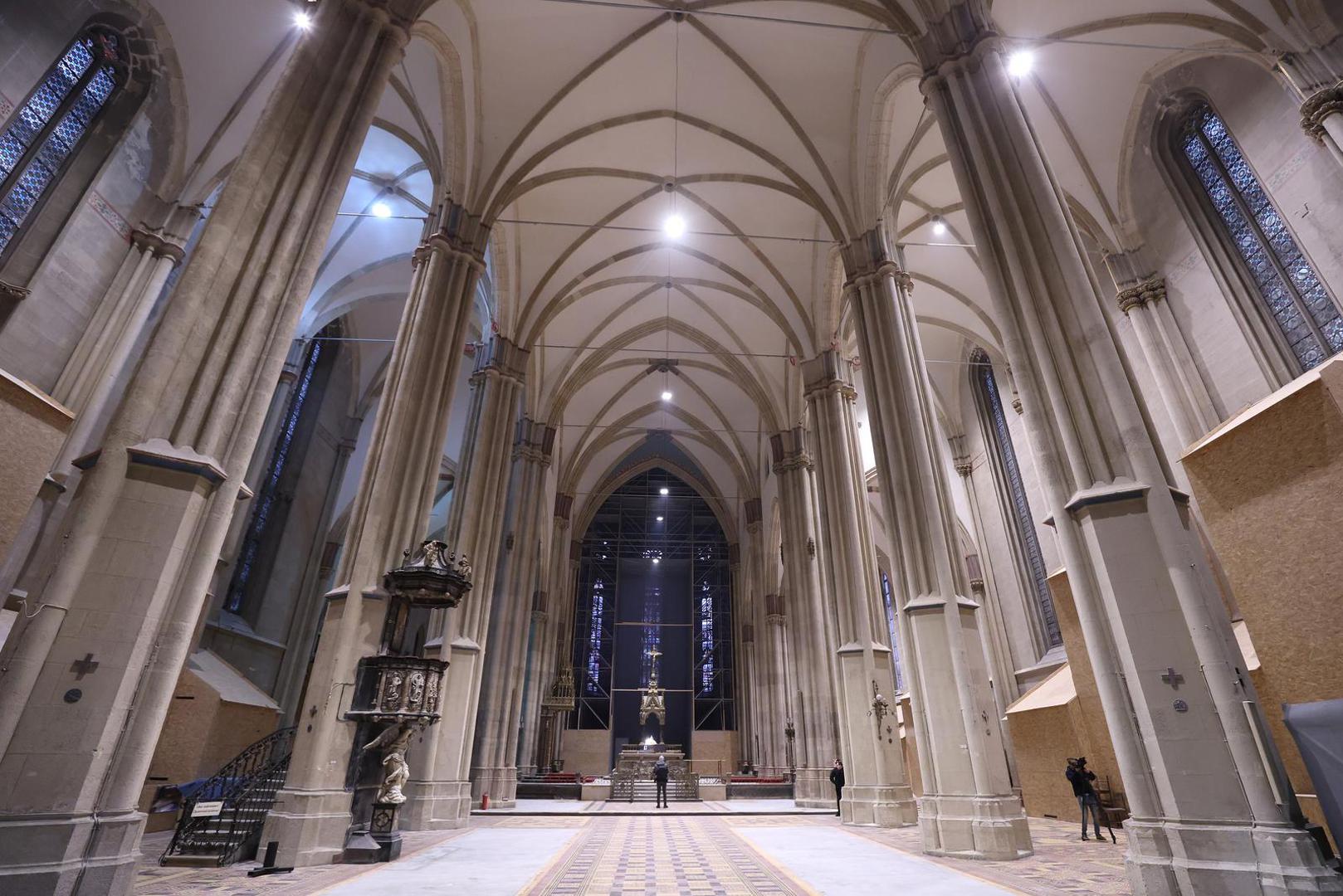 Nema nikakvih sigurnosnih zapreka da zagrebačka katedrala ponovno otvori svoja vrata vjernicima i posjetiteljima, moguće već za polnoćku, rekao je u središnjem Dnevniku HTV-a Damir Lazarević s Građevinskog fakulteta Sveučilišta u Zagrebu.

