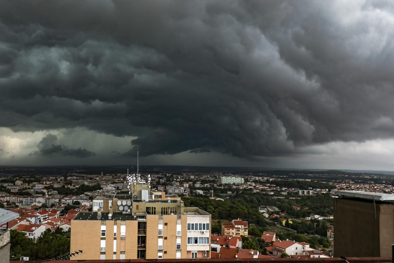 Olujno nevrijeme stiglo je u Pulu