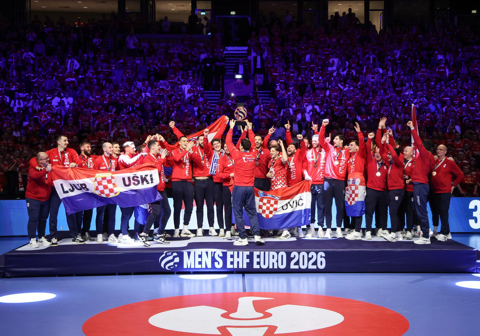 U drugom slučaju, Hrvatski rukometni savez kažnjen je s 10000 eura zbog kršenja službenog protokola EHF-ove ceremonije dodjele medalja i protokola o zastavama, nakon isticanja neovlaštene zastave tijekom ceremonije dodjele medalja. Od toga je 2500 eura kazne izrečeno uvjetno, uz rok kušnje od dvije godine.