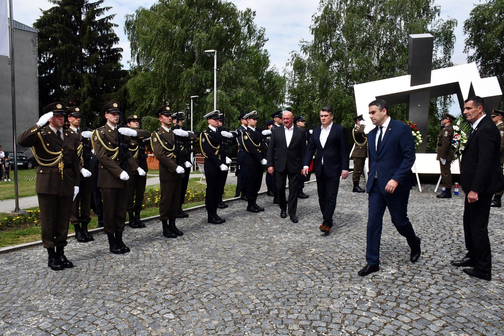 11.06.2022., Djakovo - Predsjednik Republike i vrhovni zapovjednik Oruzanih snaga Republike Hrvatske odao je u Djakovu pocast polaganjem vijenca i paljenjem svijece poginulim pripadnicima 122. brigade HV-a i svim poginulim, nestalim i preminulim hrvatskim braniteljima kod Spomen obiljezja poginulim hrvatskim braniteljima Đakovštine. Potom je nazocio na otvorenju foto izlozbe „Ne dirajte mi ravnicu“ – foto presjeka 15 godina rada Udruge veterana 122. brigade HV-a i na Svecanoj akademiji povodom 15. obljetnice osnutka Udruge veterana 122. brigade Hrvatske vojske Djakovo.  Photo: Ivica Galovic/PIXSELL