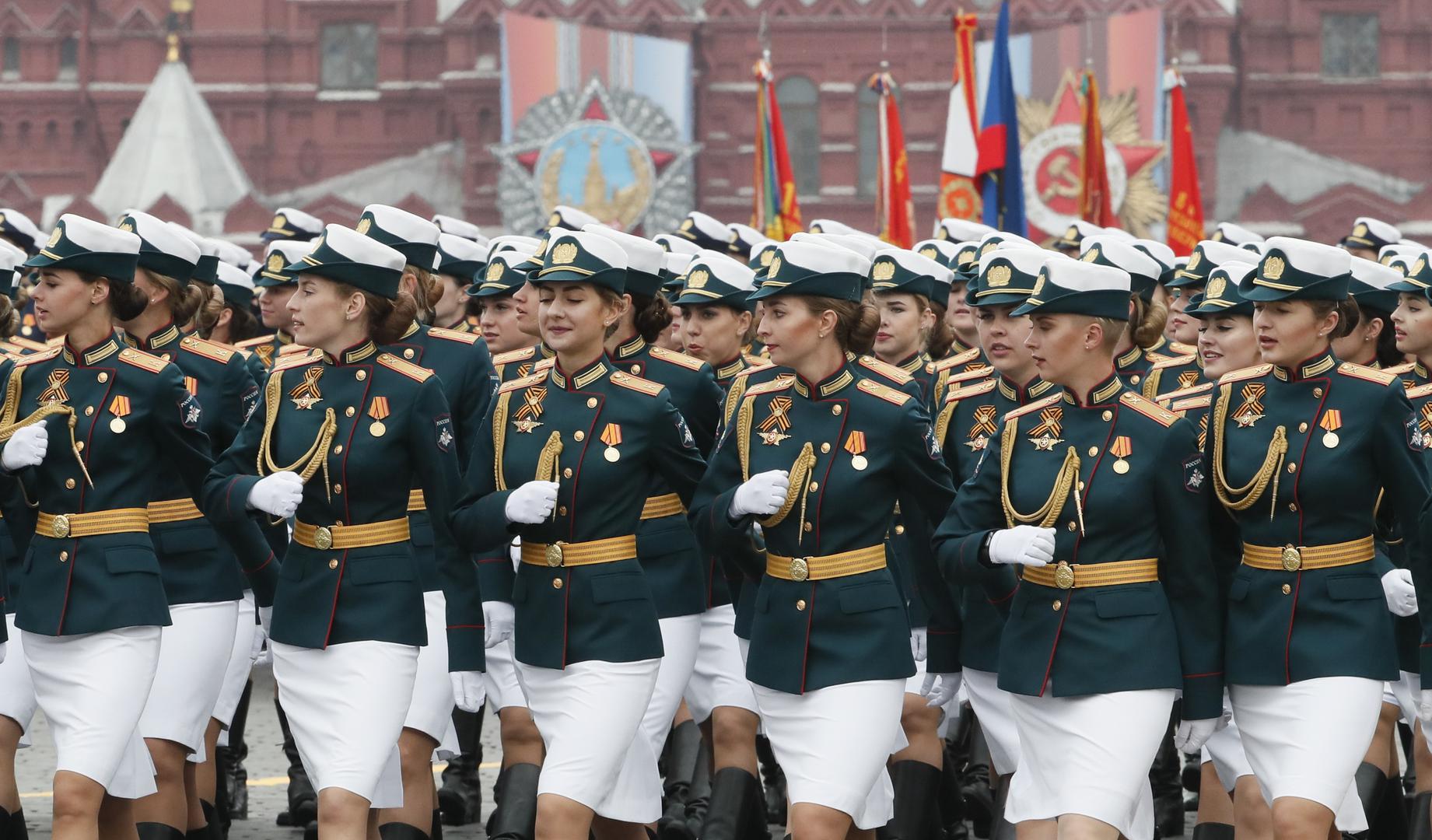 Diljem zemlje održava se nekoliko desetaka parada, a ova u srcu Moskve je najveća, piše RT.