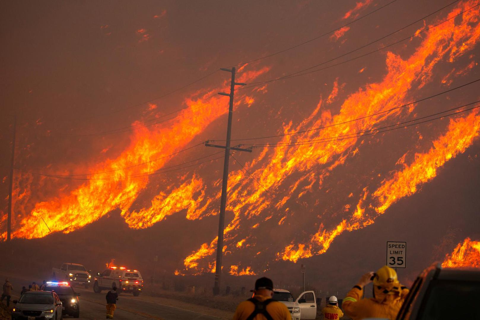 Members of a firefighting crew work to battle the Hughes Fire near Castaic Lake, north of Santa Clarita, California, U.S. January 22, 2025.  REUTERS/Ringo Chiu Photo: RINGO CHIU/REUTERS