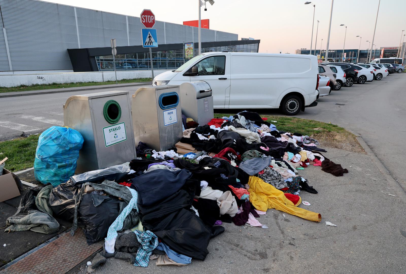 Građani otpad ostavljaju oko spremnika pa se stara odjeća  razvlači stvarajući neugodan prizor i veliki nered na prostoru oko tržnice.