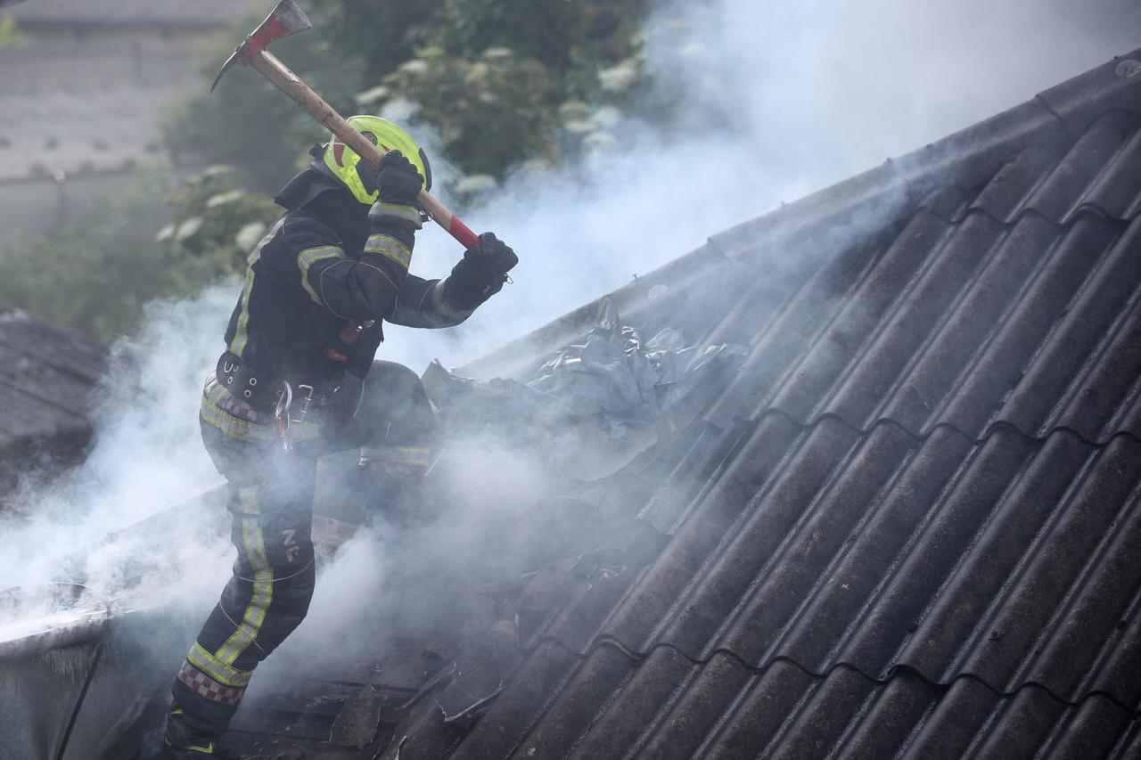 Zagreb: Gori objekt na Krugama, vatrogasci na terenu, građani im noslili vodu 