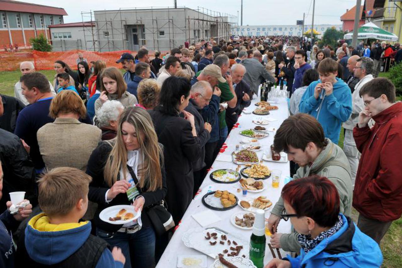 Požega,najduži stol,gastro