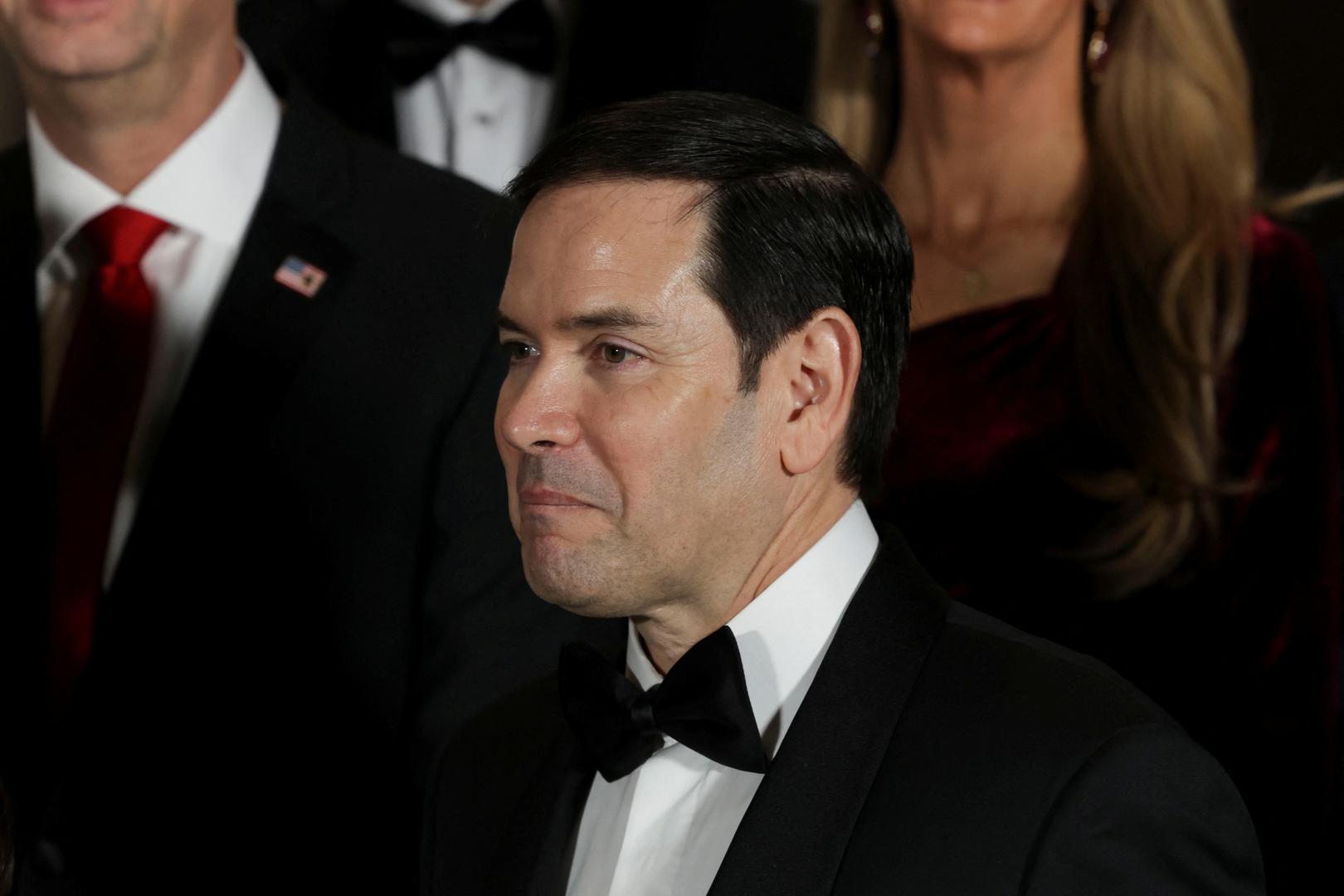 Bude li potvrđen, senator Marco Rubio postat će prvi latinoamerički šef diplomacije. Pedesettrogodišnji Rubio bio je možda i najratoborniji izbor na Trumpovom popisu kandidata za tu funkciju. Senator rođen u Floridi ranije se zalagao za čvršću vanjsku politiku s obzirom na američke geopolitičke suparnike, uključujući Kinu, Iran i Kubu.