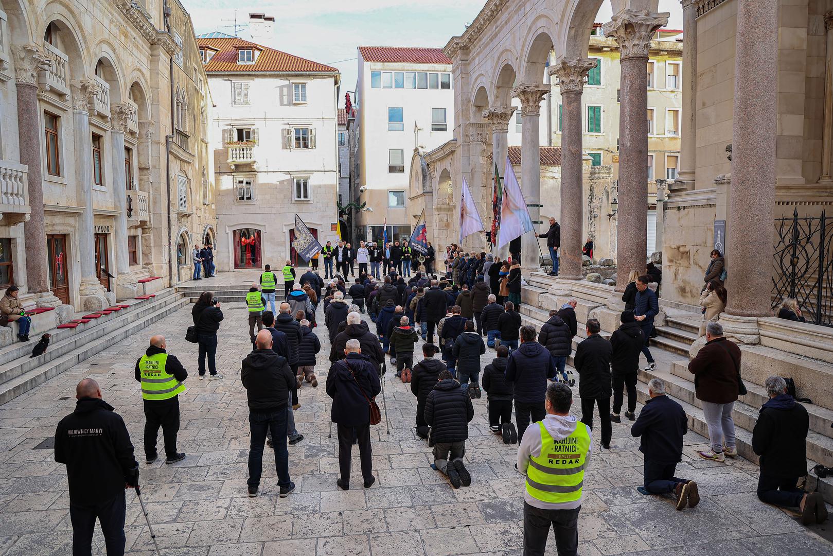 Moli se za mir u svijetu i domovini i za obraćenje grešnika, zadovoljština za uvrede protiv bezgrešnog začeća Blažene Djevice Marije, zadovoljština za uvrede protiv djevičanstva Blažene Djevice Marije, zadovoljština za uvrede protiv božanskog majčinstva Blažene Djevice Marije, zajedno s odbijanjem da se Mariju prizna za Majku svih ljudi, zadovoljština za javne pokušaje usađivanja u srca djece ravnodušnosti, prezira i mržnje prema bezgrešnoj Majci, zadovoljština za izravno vrijeđanje Srca Marijina na njezinim slikama i umjetničkim djelima, duše u čistilištu i osobne nakane.
