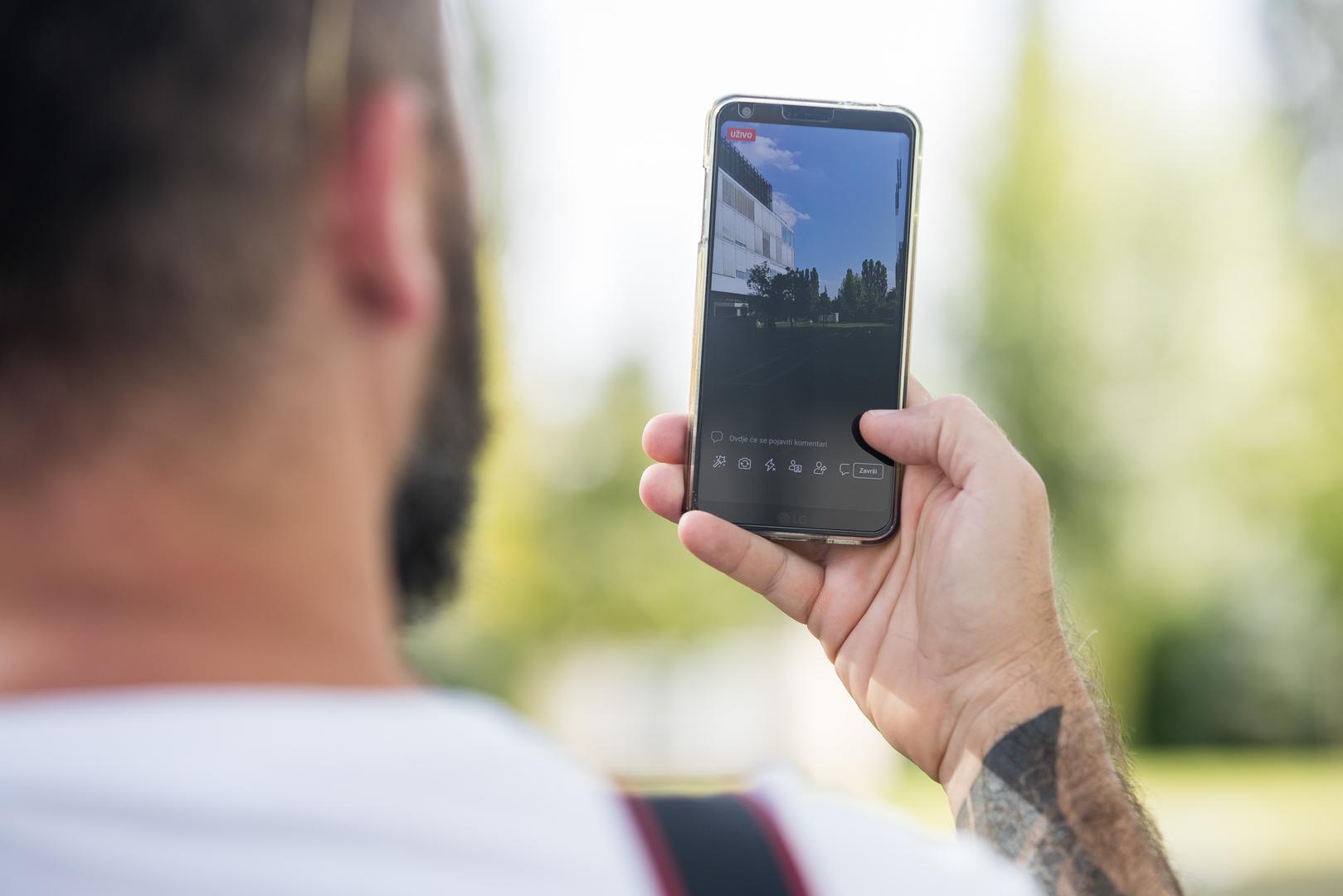 Google automatski pohranjuje audio snimke svaki put kada korisnik aktivira glasovne naredbe putem fraze poput "Hej Google". Ove snimke, dio postavke "Aktivnost na webu i u aplikacijama", bilježe interakcije s Googleovim uslugama. Prema tvrdnjama tvrtke, snimke se koriste isključivo za unapređenje glasovnih tehnologija, a ne za prilagođavanje oglasa na temelju razgovora.