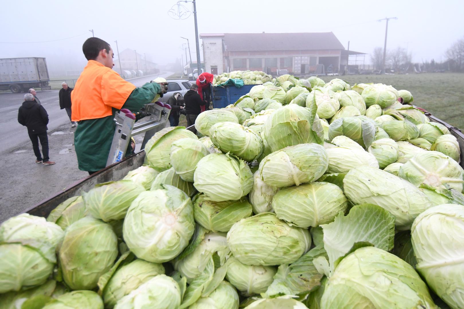 Poručio je, iako mu se plače od muke, radije će ga za blagdane podijeliti nego li zaorati na njivi.