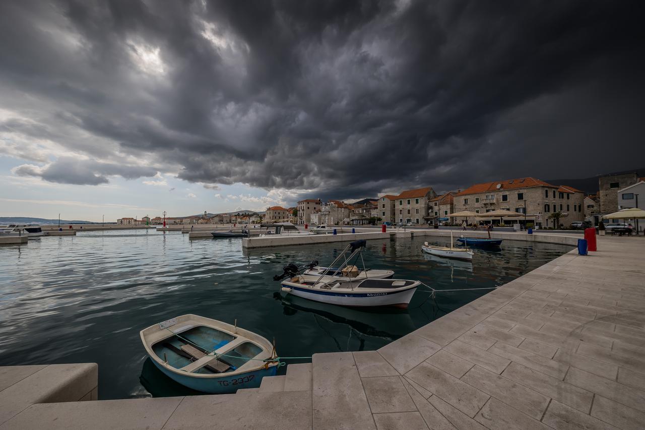 Olujno nebo nad Kaštelima