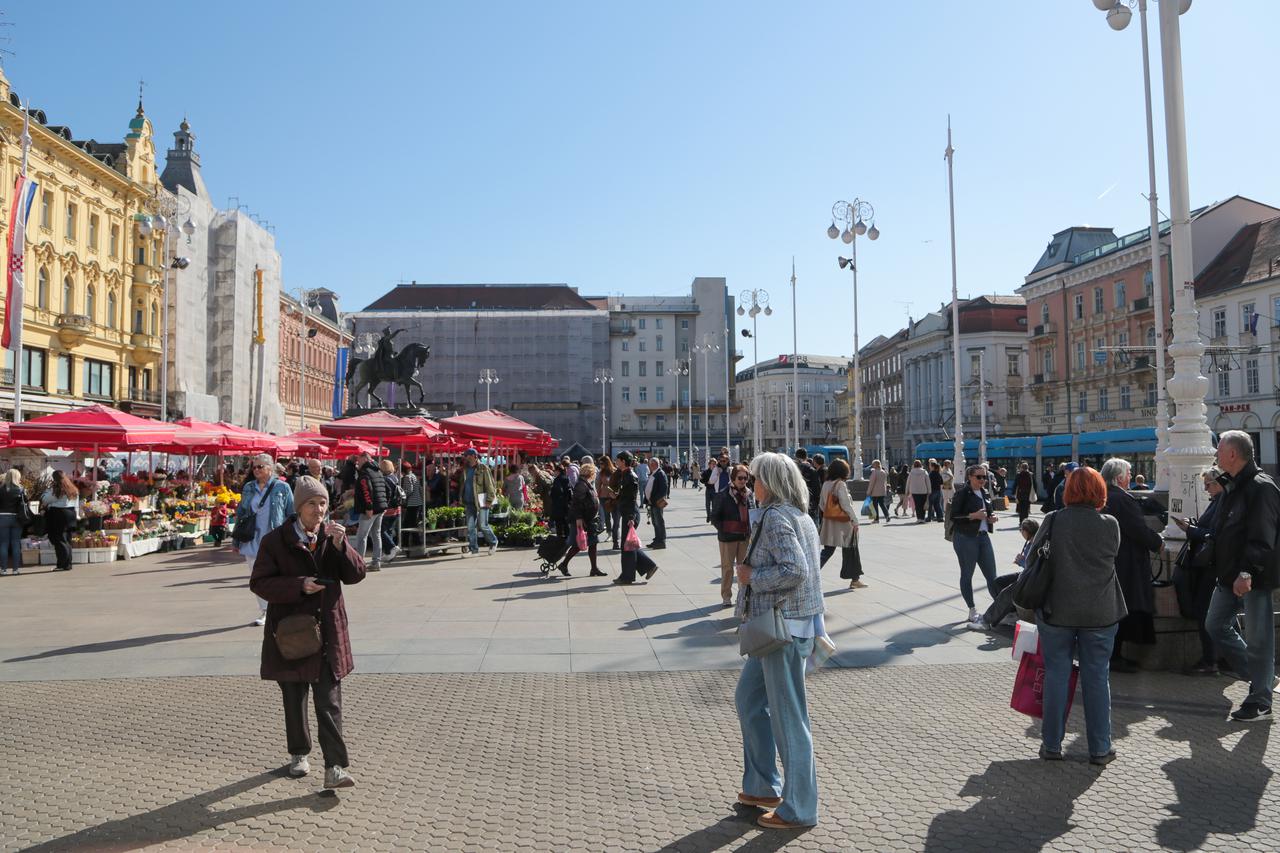 Zagreb: Sunčano subotnje prijepodne u centru grada
