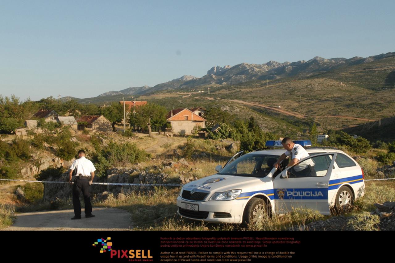 '23.06.2011.,Zadar -  U sklopu opsezne akcije traganja za nestalom Antonijom, jutros je policija blokirala prilaze sela Bilisane te provodi \'cesljanje\' terena.Na ulazu u zaseok  Paravinje stoji poli