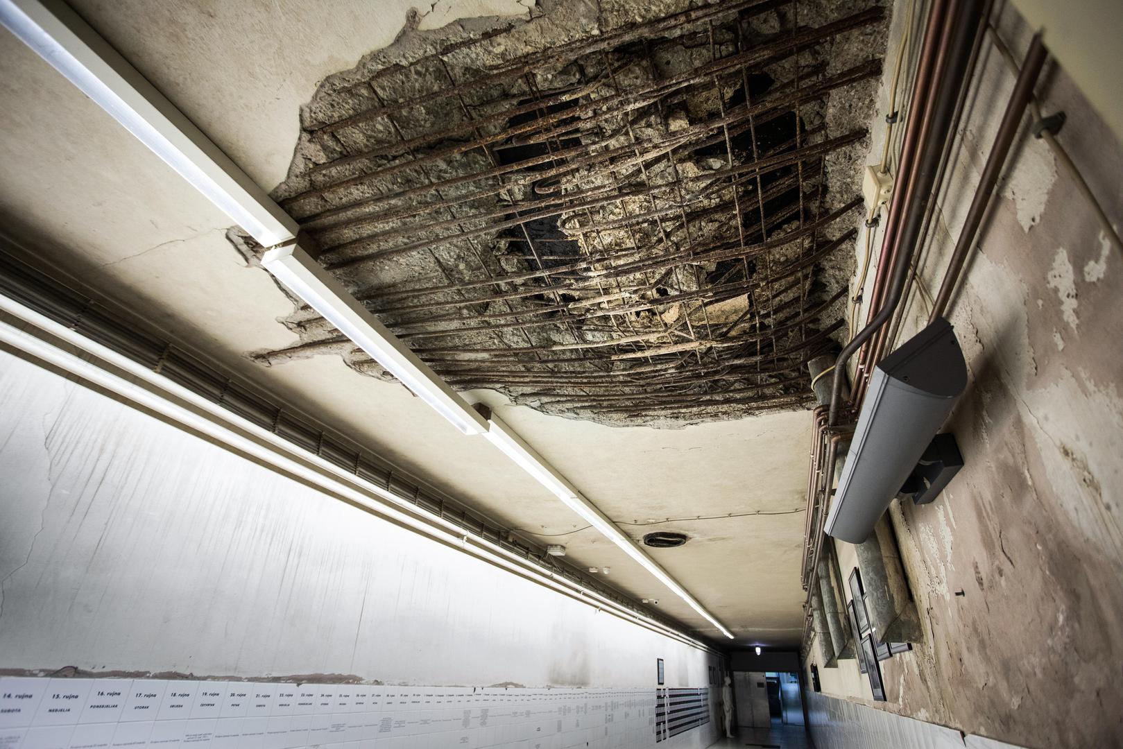 26.10.2021., Vukovar - Mjesto sjecanja – Vukovarska bolnica 1991.Za vrijeme opsade Vukovara gradska bolnica postala je vojna bolnica.Tijekom opsade Vukovarska bolnica je bila pod stalnim neprijateljskim vatrom, unatoc velikom crvenom krizu koji je postavljen u krovnoj bolnici, signalizirao je neprijateljskom zrakoplovstvu da je rijec na mjestu zasticenom Zenevskim konvencijama. Unatoc tome, tijekom tromjesecne opsade grada na krugu bolnice svakodnevno su padali projekti. Medicinsko osoblje i pacijenti premjesteni su u podrumu bolnice gdje su lijecnici radili u neadekvatnim uvjetima i bez potrebne medicinske opreme. Dana 20. studenoga 1991. godine pripadnici JNA zaustavili su medjunarodne promatrace u sredistu grada te su za to vrijeme iz bolnice izveli vise od 260 ljudi koji su ubijeni na Ovcari ili nekoj drugoj lokaciji, a za mnoge se jos i danas traga.Na potresan nacin ovdje je prikazana atmosfera koja je vladala u vukovarskoj bolnici te jeseni 1991. godine – trenutak zaustavljen u vremenu. U podrumskim prostorijama Vukovarske bolnice, vjerno je rekonstruiran zivot nekoliko stotina ranjenika i bolnickog osoblja tijekom okupacije grada.  Ovaj postav nastao je u sjecanje na te herojske dane.