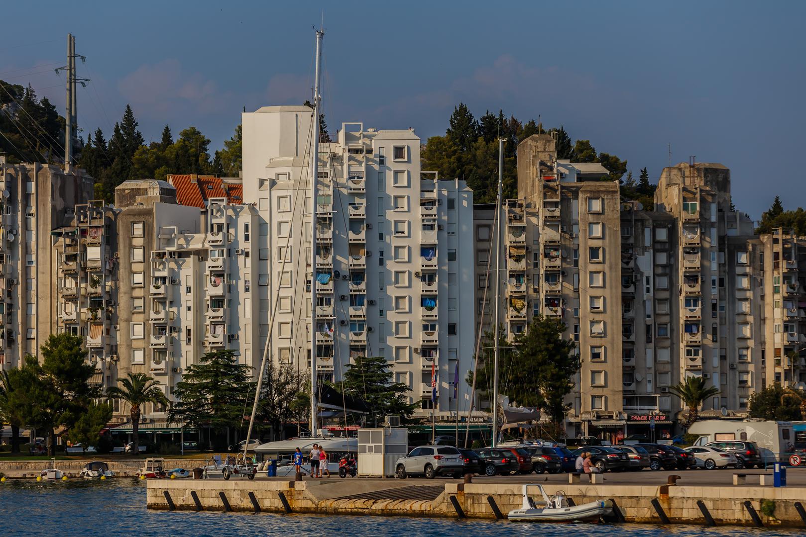 Unatoč tome, Ploče imaju određene prednosti. Grad se nalazi u blizini ušća rijeke Neretve. Također, Ploče služe kao čvorište za trajektne linije prema poluotoku Pelješcu i kao polazna točka za slikovitu vožnju dolinom Neretve prema Bosni i Hercegovini. 