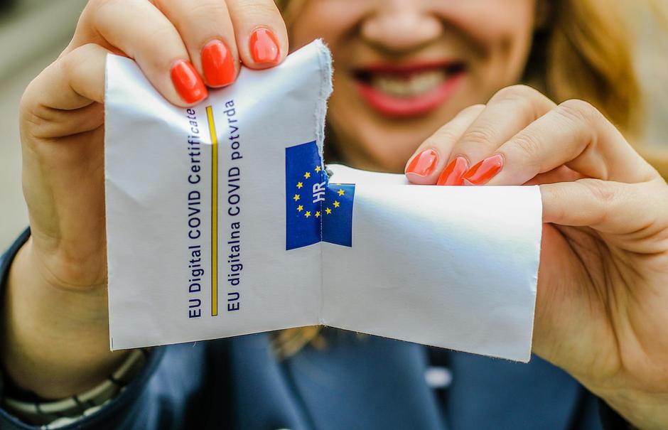 Zbogom COVID potvrdama i zaštitnim maskama