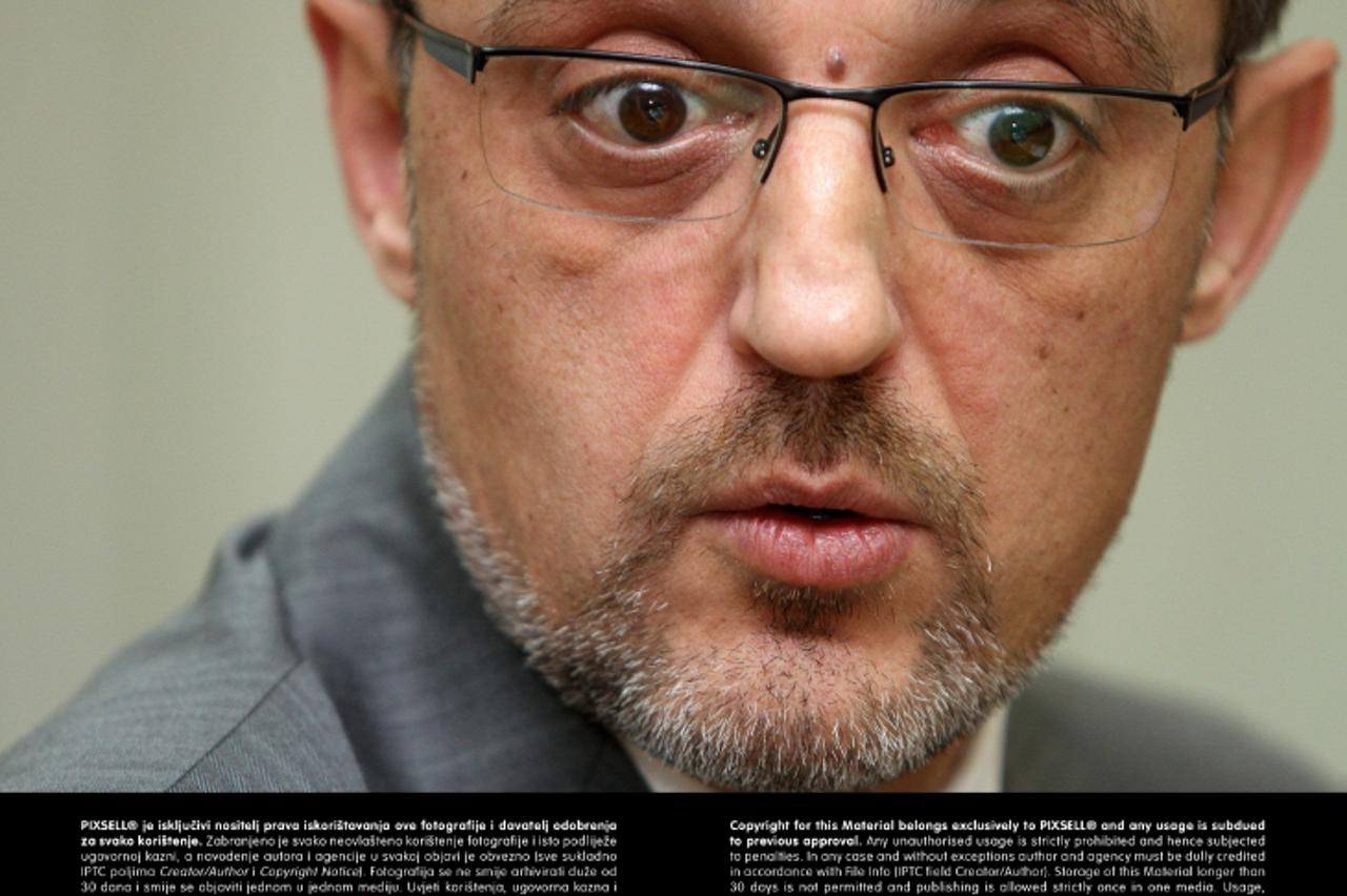 '27.12.2012., Zagreb - Ministar poljoprivrede Tihomir Jakovina potpisao je odluku kojom daje akreditaciju Agenciji za placanja u poljoprivredi, ribarstvu i ruralnom razvoju temeljem pozitivnog izvjesc