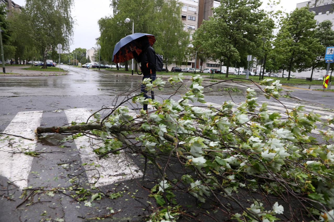 Zagreb: Olujni vjetar koji puše od jučer napravio brojnu štetu u gradu