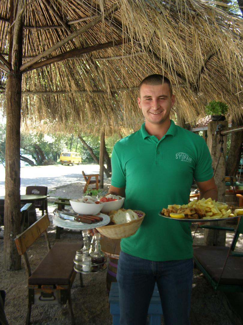 Restoran „Stipan“ postao je jedna od nezaobilaznih sezonskih kulinarskih destinacija u Gabeli, koju samo granica dijeli od Metkovića