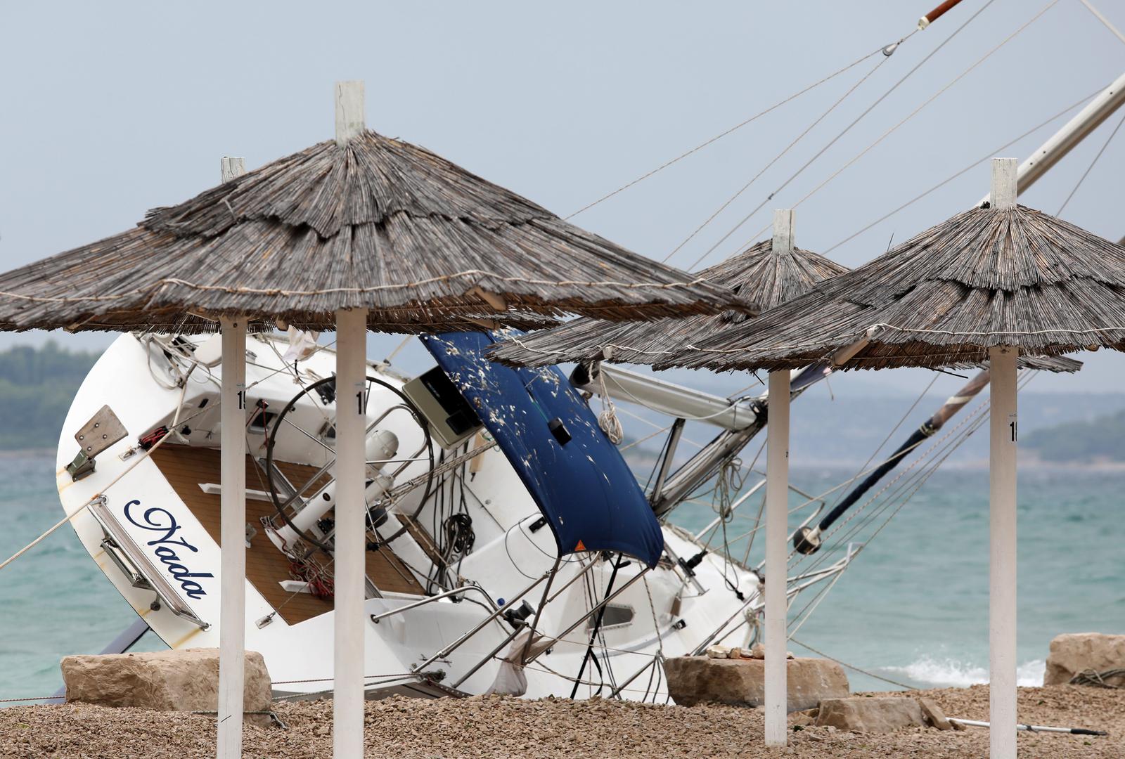 28.08.2023., Jadrija - Zbog jakog juga nasukala se jedrilica na plazi u Jadriji. Photo: Dusko Jaramaz/PIXSELL
