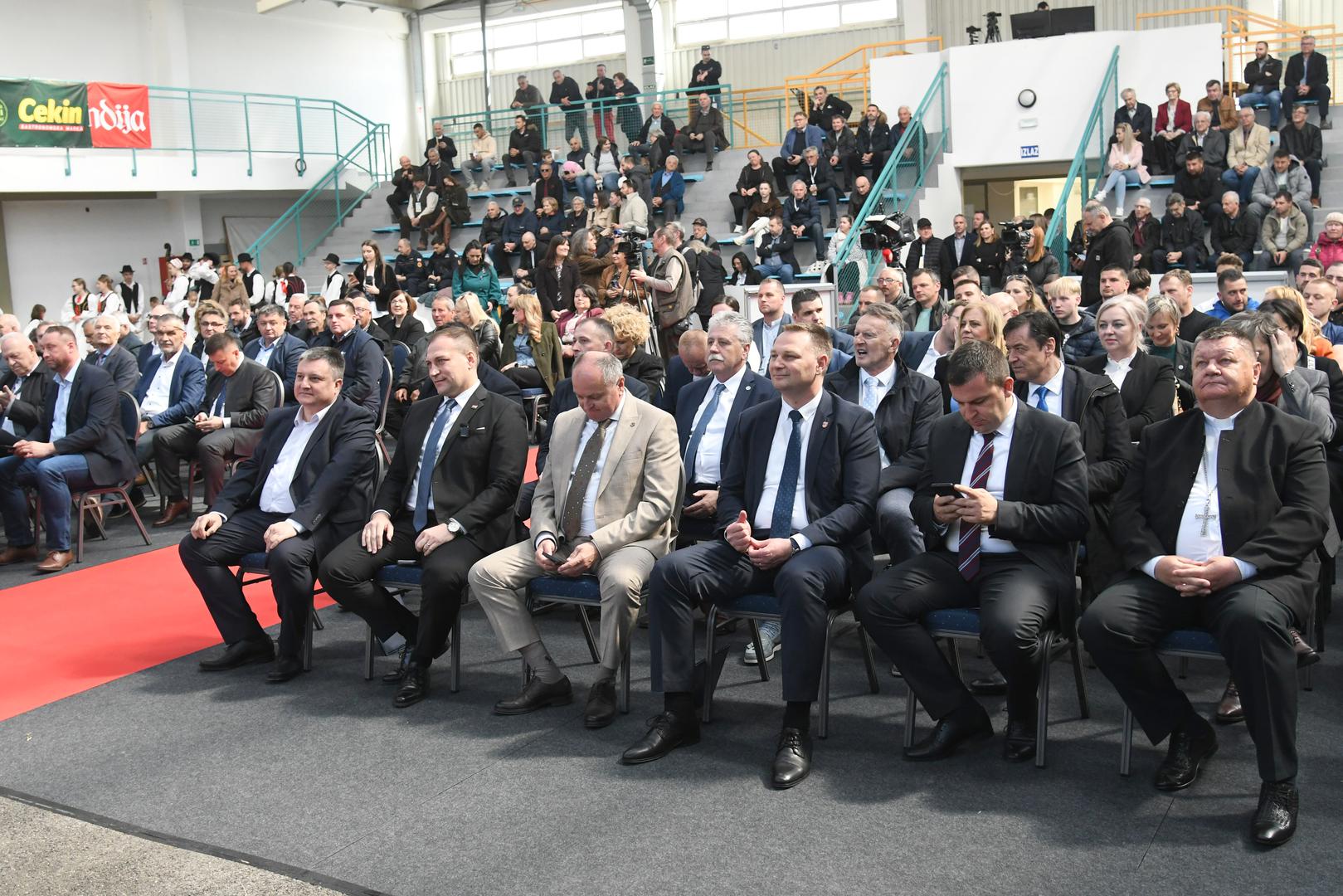 Može se pronaći najbolje od poljoprivrede, građevinarstva i gospodarstva općenito.