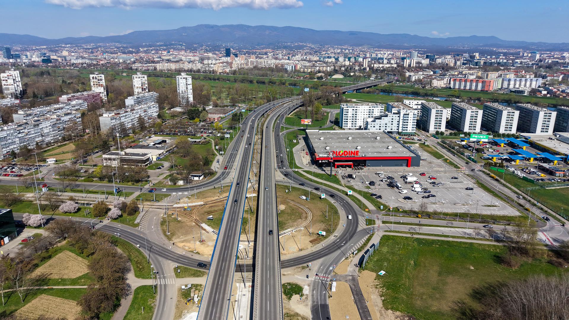 Postavljena je i elektroenergetska te digitalna infrastruktura, a učvršćeno je i tlo na slabijim dionicama.