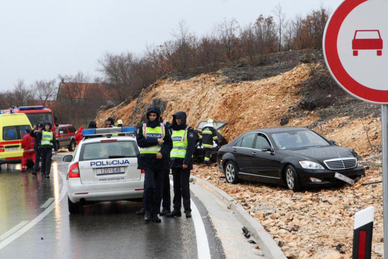 prometna nesreca,mercedes,arzano,portal