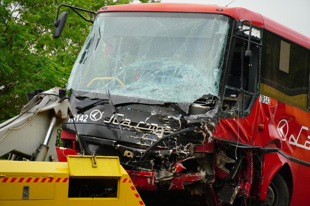 Mladenovac: U sudaru autobusa i auta poginuo vozač automobila, više od 35 osoba ozlijeđeno