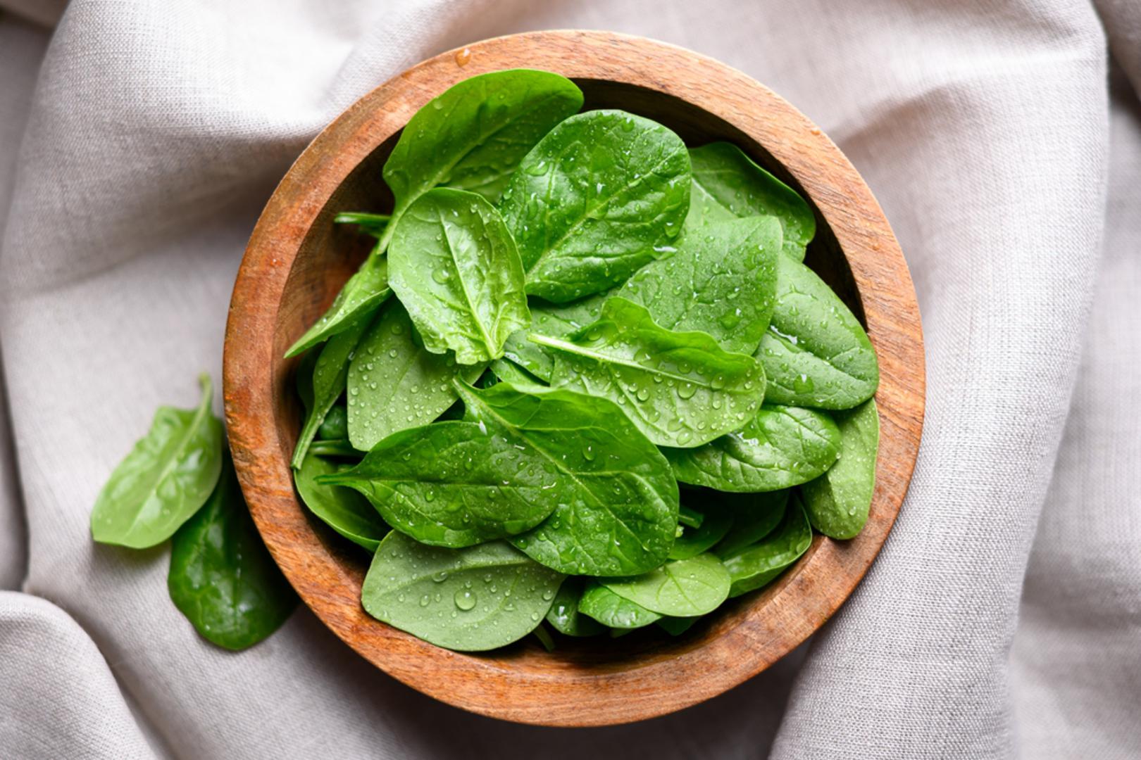 Špinat: Špinat je lisnato zeleno povrće koje se može koristiti svježe, smrznuto, kuhano ili lagano pirjano. Sadrži vitamine A i C, kalij, folat, željezo i karotenoide poput beta-karotena, luteina i zeaksantina. Ti biljni spojevi podupiru zdravlje vida i normalno funkcioniranje stanica, a špinat se lako dodaje salatama, sendvičima, jajima, tjestenini i varivima.