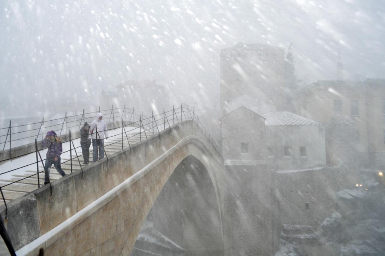 mećava, mostar, snijeg