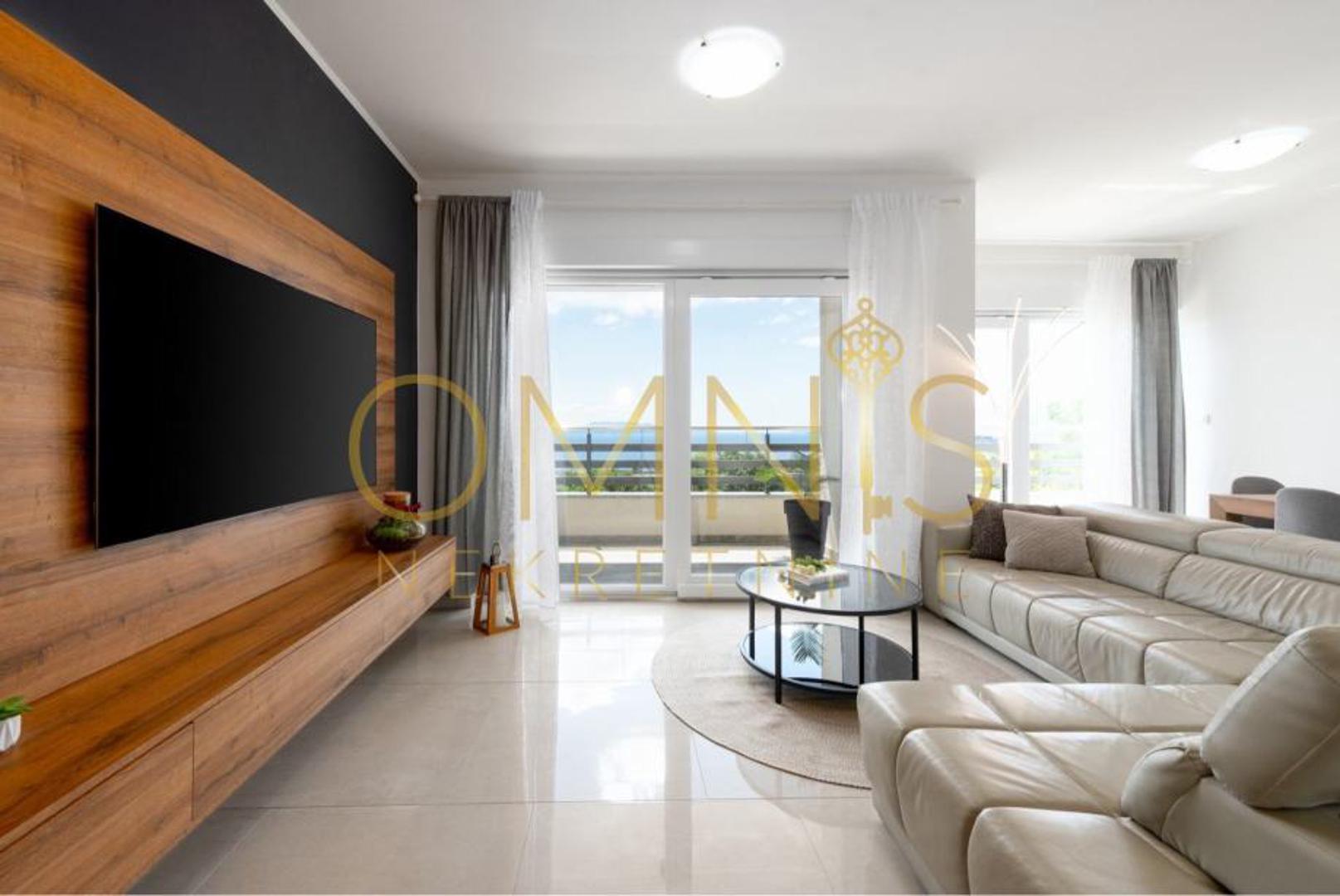 Stan se prostire na ukupno 95 četvornih metara i potpuno je namješten te spreman za useljenje.

