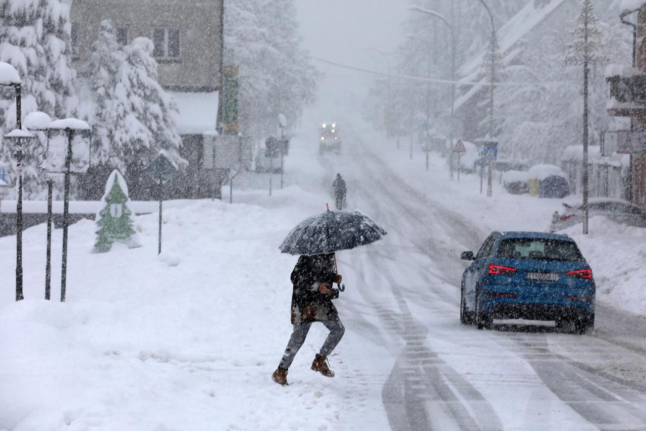 Delnice: Ralice čiste ulice, dok snijeg i dalje neumorno pada