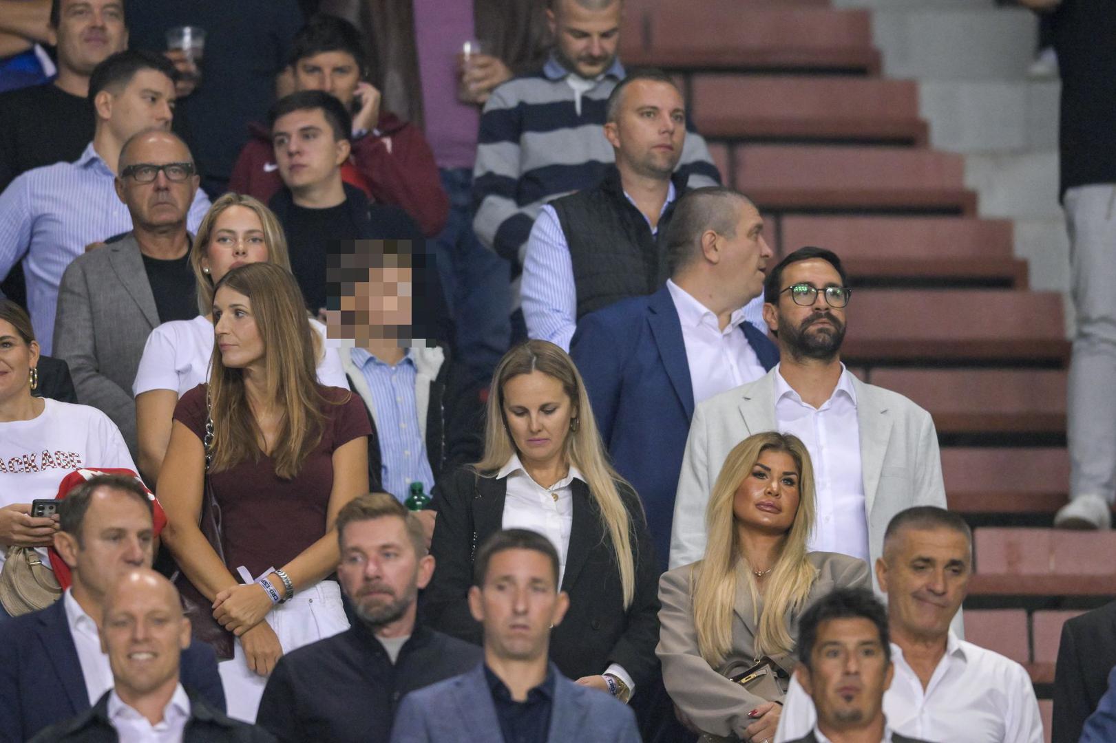 Za razliku od mnogih djevojaka njezinih godina koje dolaze iz poznatih obitelji, Alani svoj privatni život drži podalje od očiju javnosti. Njezin profil na društvenoj mreži Instagram potpuno je zaključan za javnost.