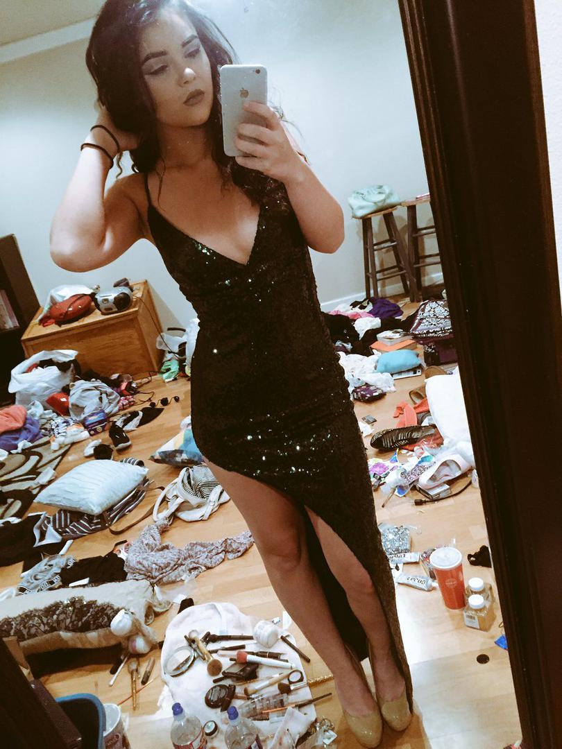 Sve što je ova djevojka htjela jest pohvaliti se izazovnim outfitom, no osramotila se na Twitteru, a njezina je haljina pala u drugi plan. Primijetivši u kakvom je neredu njezina soba, zasuli je se komentarima. – Moj dobri Bože, pogledaj tu sobu. Molim za onoga tko će te oženiti.
