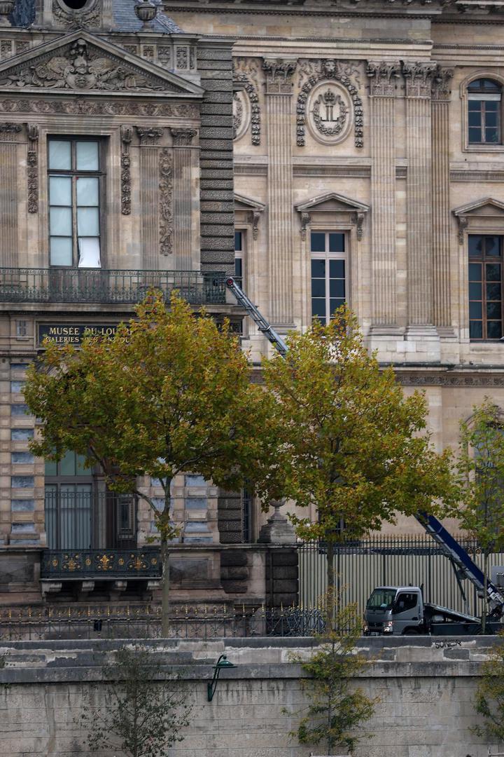 Izgrađena na zahtjev kralja Luja XIV, ova galerija sadrži kraljevsku zbirku dragulja i kraljevskih dijamanata, među kojima i tri povijesna: dijamante Regent, Sancy i Hortensia.