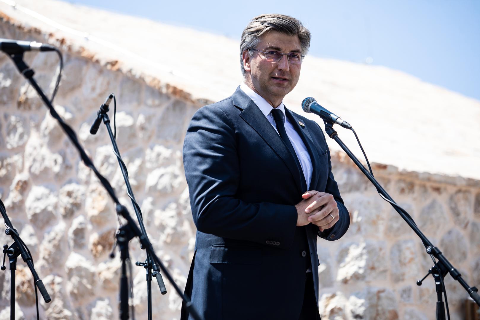 S druge strane, njegovi pristaše ističu da je upravo stabilnost vlasti omogućila provedbu dugoročnih projekata i jačanje međunarodnog položaja Hrvatske. Plenkovićev politički smjer obilježila je snažna orijentacija prema Europskoj uniji, uz isticanje Hrvatske kao pouzdanog partnera unutar euroatlantskih saveza.