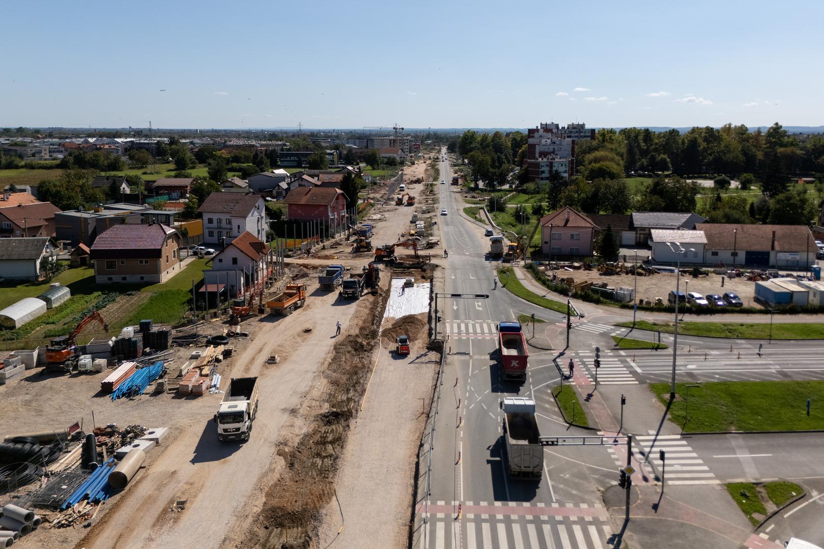 Radovi su, podsjetimo, u punom jeku, a završetak radova na prometnici očekuje se do kraja ove godine. Tramvajska pruga trebala bi se završiti nešto kasnije. 